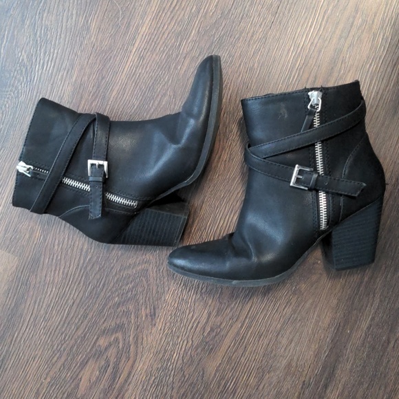 a.n.a Womans size 5.5 black heeled boot with zipper and buckle - Picture 3 of 7